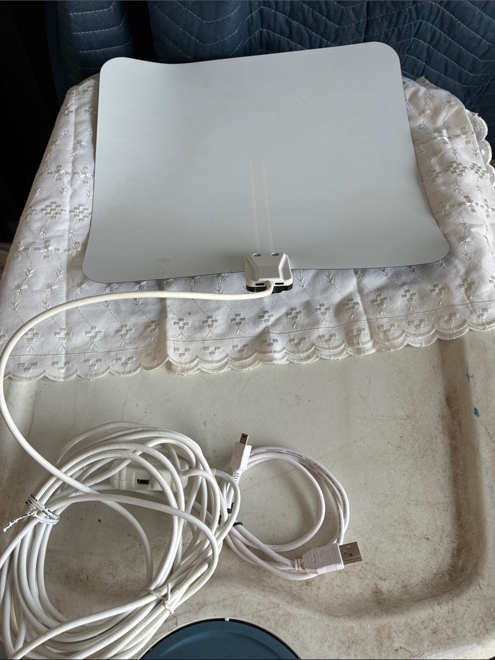 White Indoor TV Antenna with USB Power
